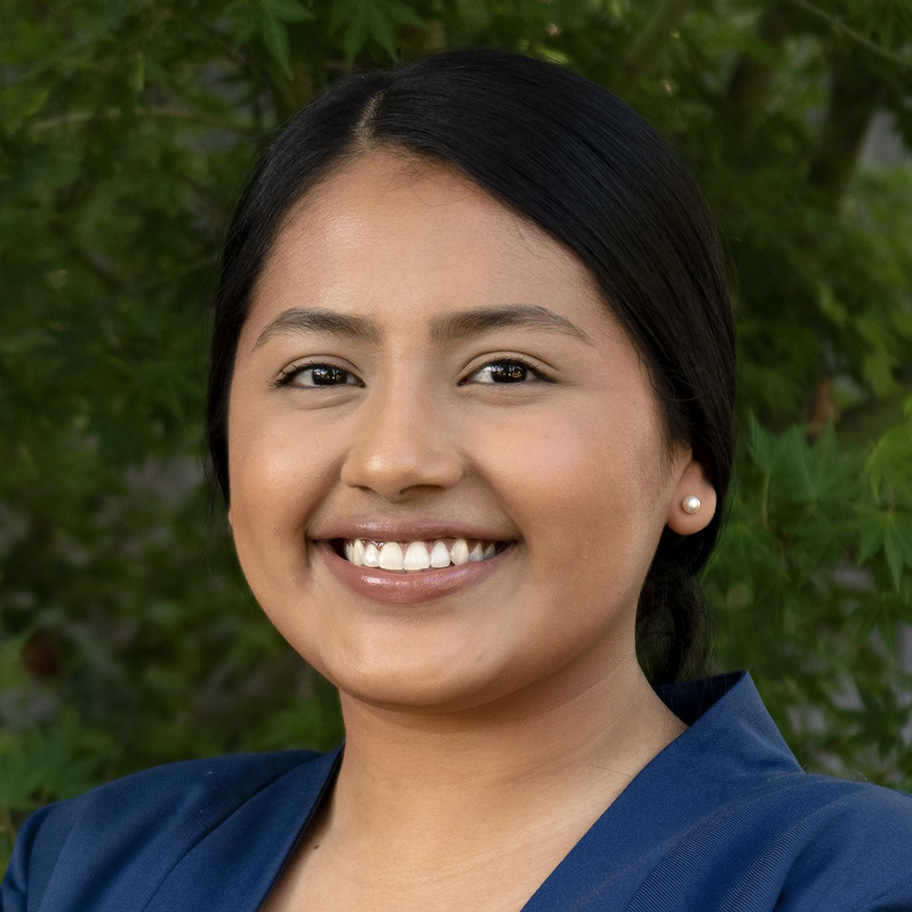 Headshot of Itzel Estrada